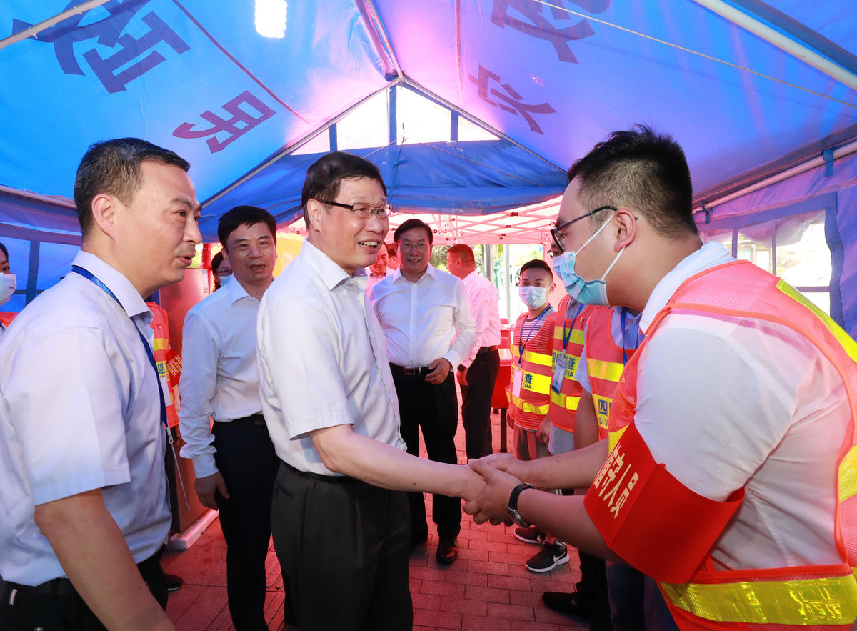 |用心用情关爱广大劳动者！应勇王晓东看望慰问高温下一线劳动者