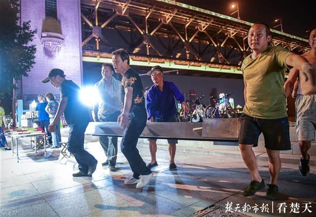 |长江大桥下拆除最后两根“封江”钢柱