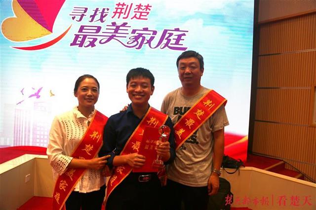 |辞职照顾自闭症儿子26年，如今社区牵线实现再就业