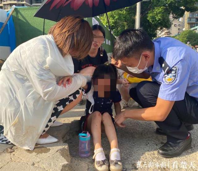 |电动自行车突遭“开门杀”，小女孩被撞得头破血流，救命的“荷式开车门”你得学