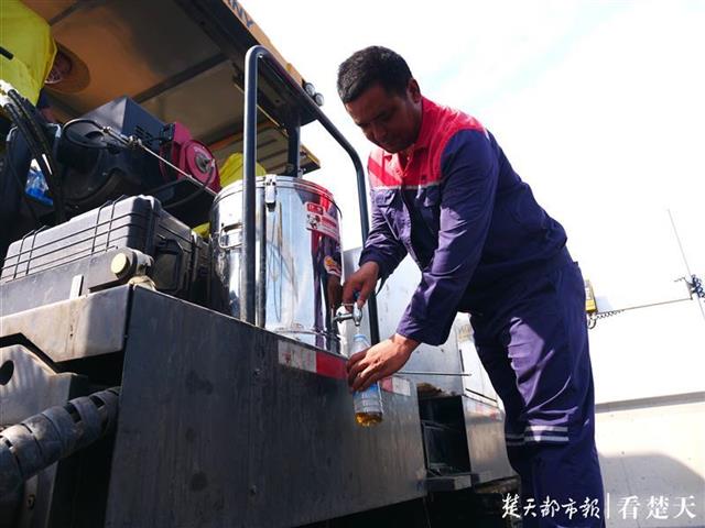 |地表温度52℃+！东四环建设者烈日下摊铺沥青，冲刺12月贯通