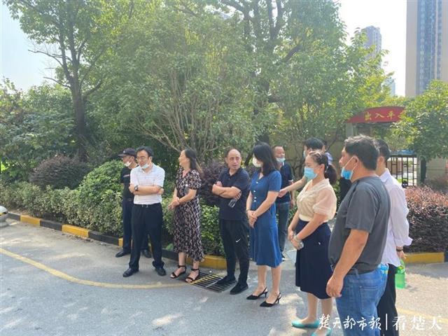 |本报曝光后，积存在国博大道上的垃圾已全部清运