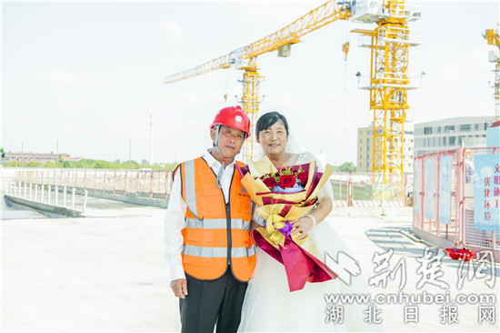 |工地鹊桥来相会 52岁工友七夕节圆了婚纱梦