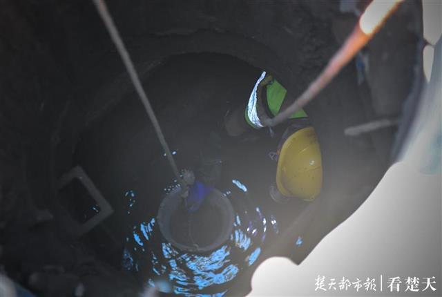 |烈日下的劳动者：光着膀子戴着防毒面具清淤疏捞（组图）