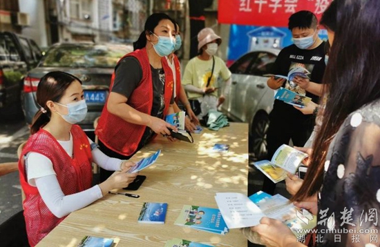 |鄂州市中心医院：法治宣传进社区，急救技能培训下基层