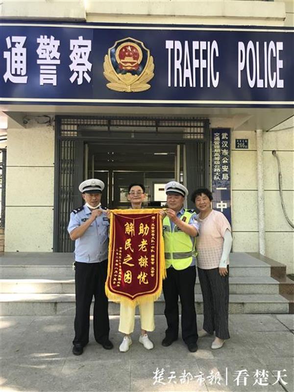 |惊险！老人骑电动三轮误上高速遇爆胎，民警热情相助平安回家