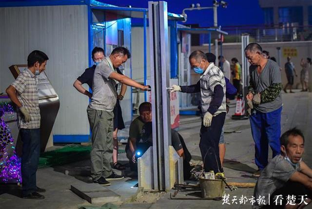 |长江大桥下拆除最后两根“封江”钢柱