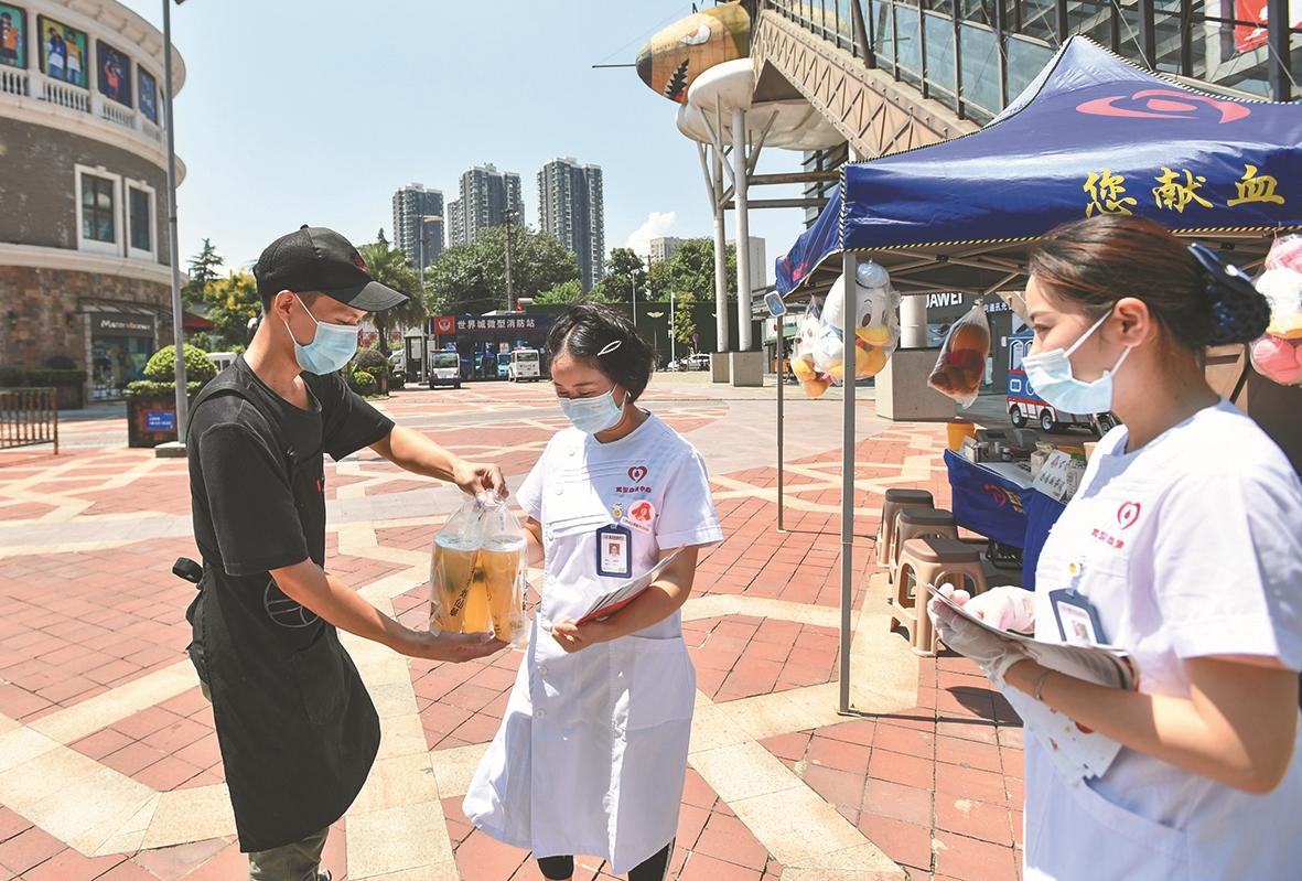 |烈日下的采血护士：“我们不怕高温，只怕没人献血！”