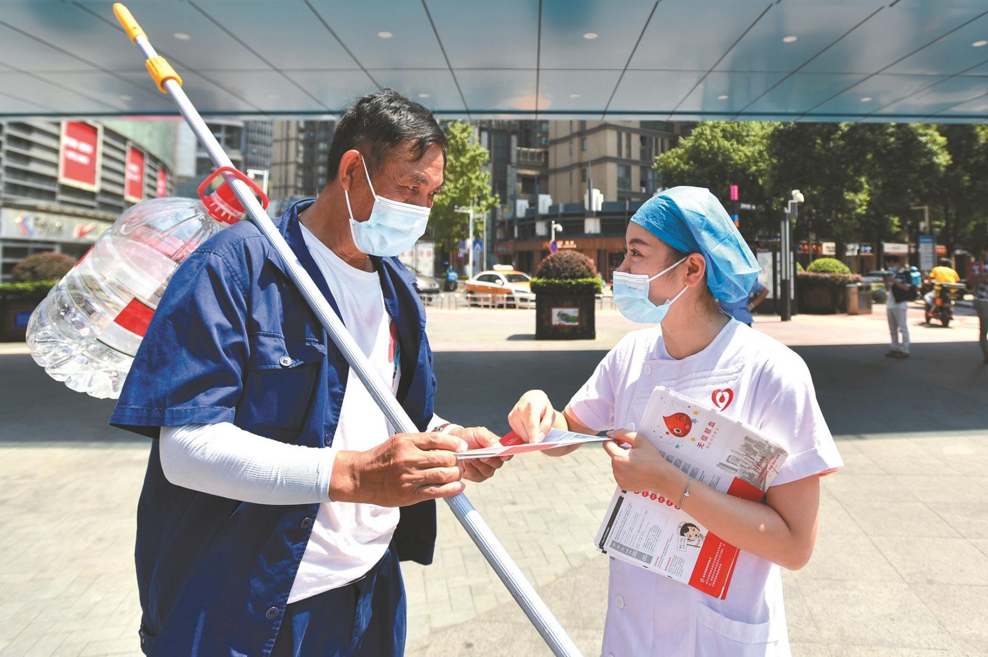 |烈日下的采血护士：“我们不怕高温，只怕没人献血！”