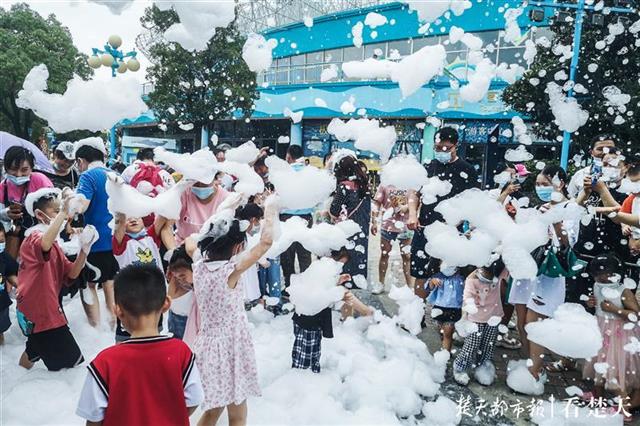 |极地海洋公园免费首日，游客络绎不绝