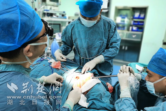 |2厘米鱼刺扎破女子食道危及总动脉 医生切颈取出