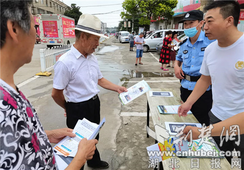 |东津公安城管联手开展创文宣传