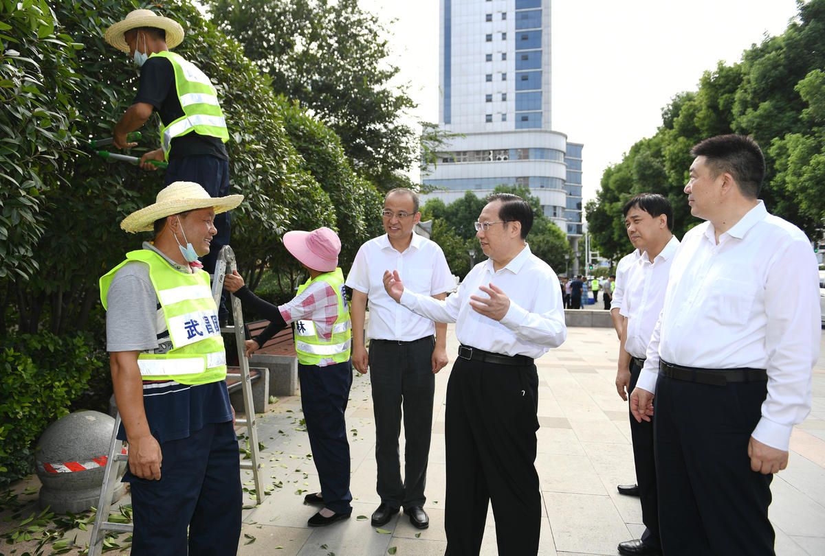 |用心用情关爱广大劳动者！应勇王晓东看望慰问高温下一线劳动者