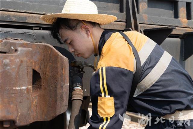 |烈日下，他们挥汗如雨保障中欧班列安全正点开行