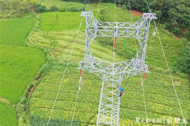 |高空“走钢丝”，刘家山风电场架起110千伏上网传输线路