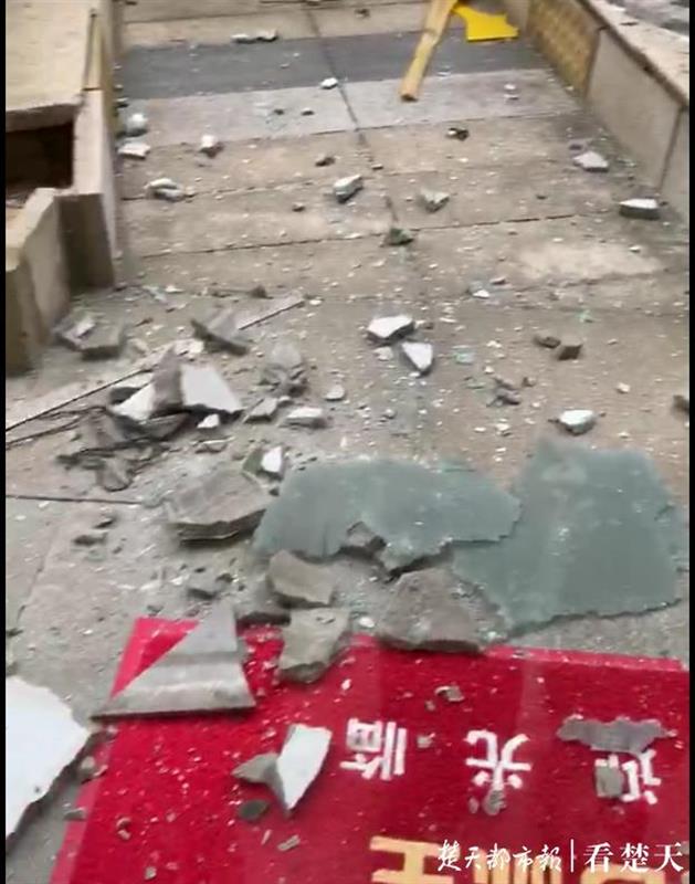 |高层瓷砖脱落砸穿一楼玻璃，物业称将进行全面排查