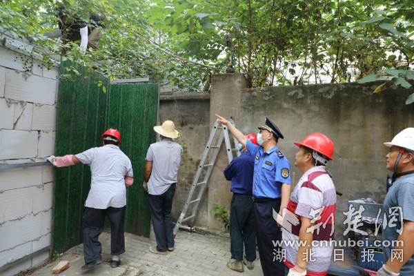 |违建上用“障眼法”也没用 执法队员装摄像头一年拆3次