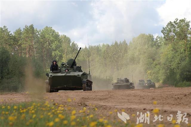 |中国空降兵首次驾驶俄战车参加“空降排”比赛