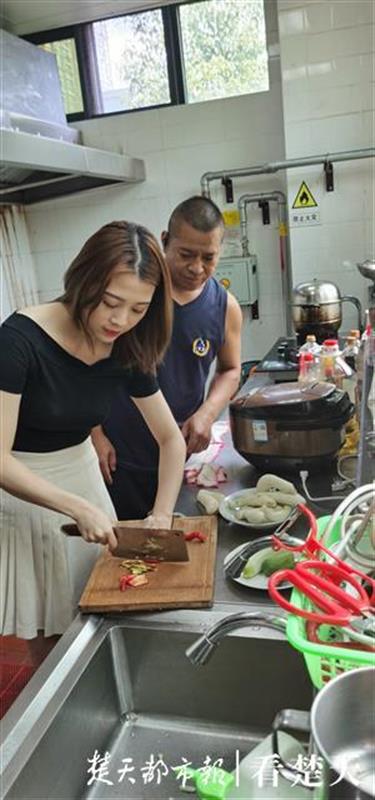 |正午“抢”鸡蛋，进山采板栗，“私厨教练”背后的汗水结成白霜