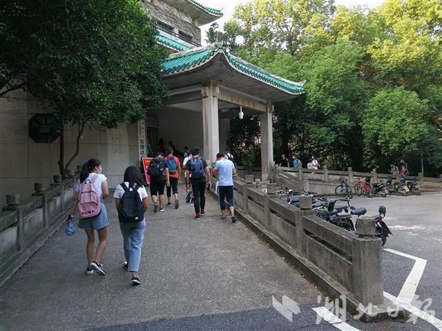 |武汉大学9100名本科生返校补习