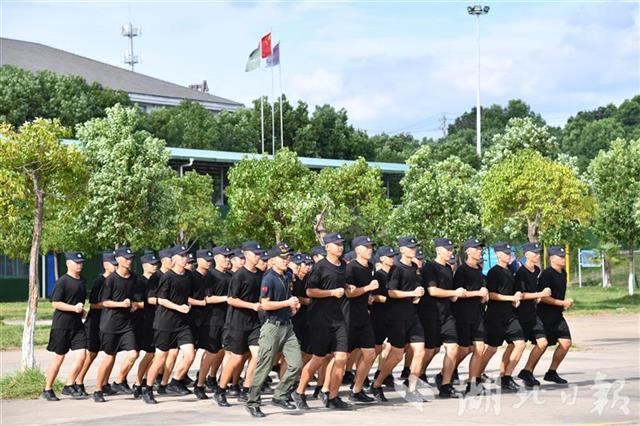 |武汉辅警头顶烈日练兵