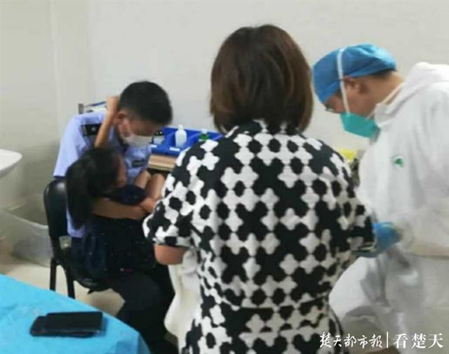 |电动自行车突遭“开门杀”，小女孩被撞得头破血流，救命的“荷式开车门”你得学