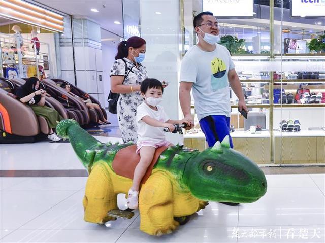 |“蹭凉族”搅热江城夏日经济