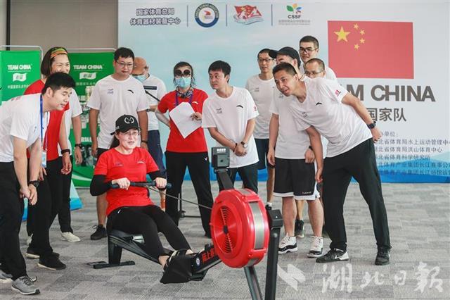 |抗疫群体陆上赛艇接力为武汉加油（组图）