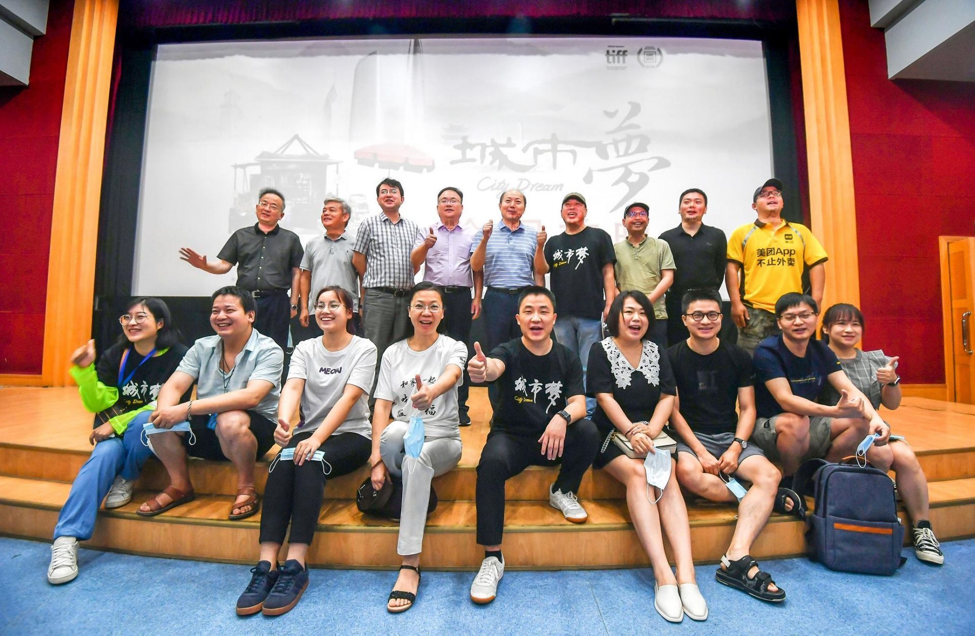 |武汉包容了河南小贩的梦想纪录片《城市梦》生动讲述城管与小贩的“拉锯战”