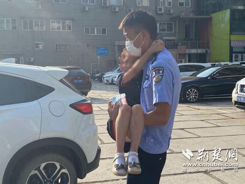 |电动车遭“开门杀”小孩受伤 执勤交警“公主抱”紧急送医