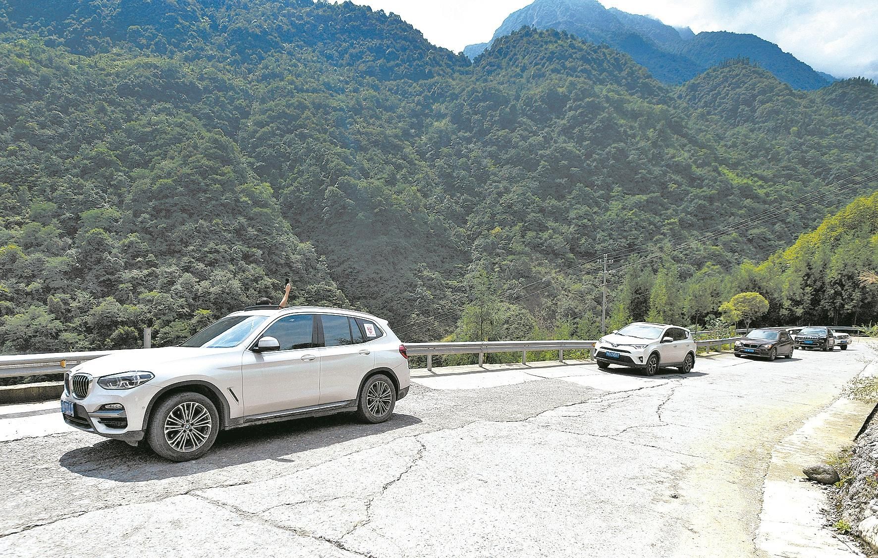 |武汉志愿者驱车千里到汶川回礼