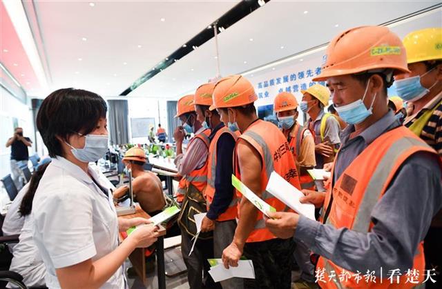 |社区医生送“清凉”到工地（组图）