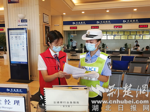 |襄阳交警开展文明交通“敲门”入户宣传行动