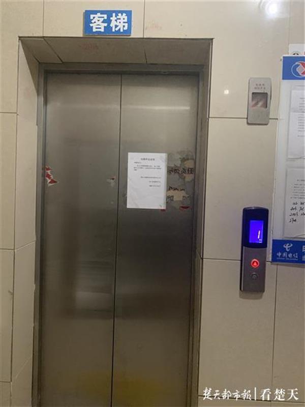 |电梯停摆十余天，居民下楼要排队，物业称零部件已到将尽快维修
