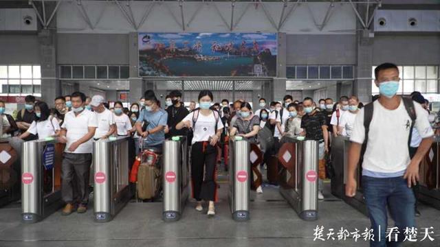 |湖北恩施火车站疫后单日发送人首次破万