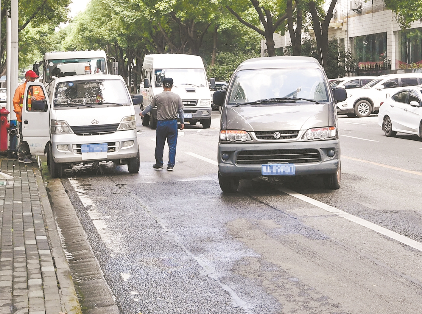 |洒水车取水占了右转道身后车压白实线才能前行 交警称这样压线变道不认定违章
