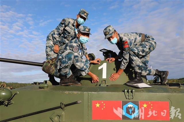 |中国空降兵首次驾驶俄战车完成单车赛