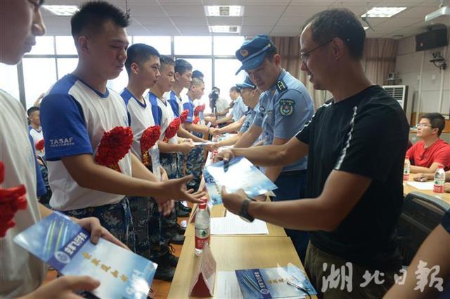 |湖北71名准飞行员收到空军航空大学通知书