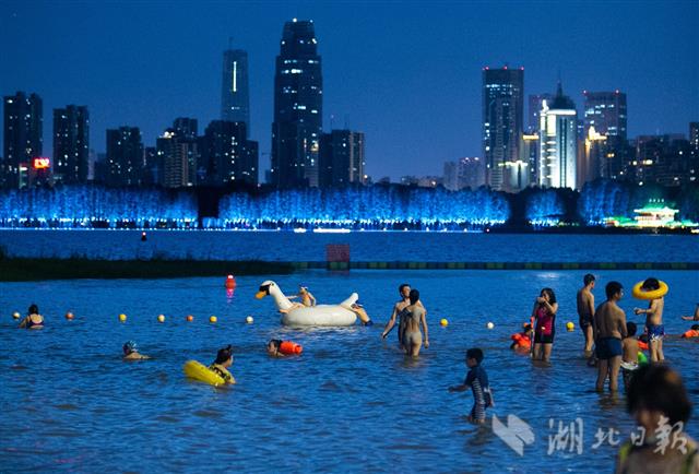 东湖戏水纳凉