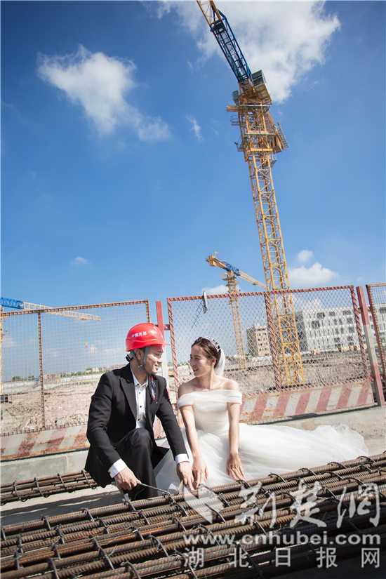 |工地鹊桥来相会 52岁工友七夕节圆了婚纱梦