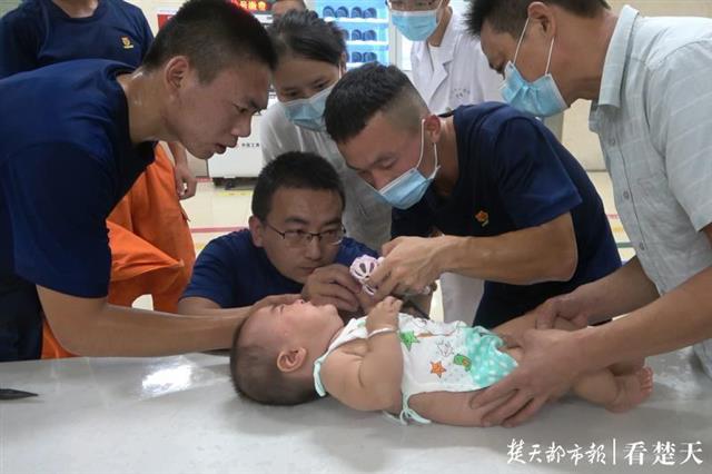 |半岁婴儿手指被卡，消防员一刀剪破玩具施救