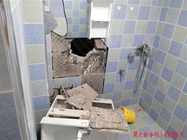 |起诉开发商讨要“缩水”的2.5平米未果，女业主雇人砸破邻居家墙壁