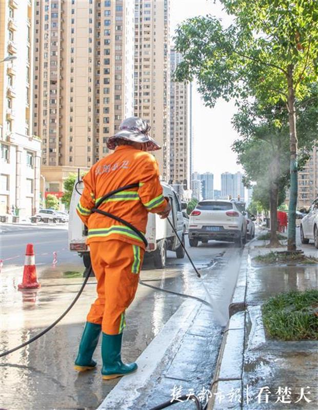 |认真对待我的岗，环卫女工将高压水枪系在身上洗路