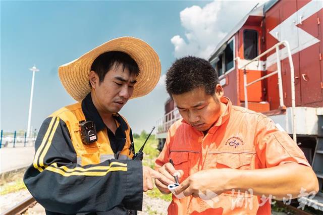 |烈日下，他们挥汗如雨保障中欧班列安全正点开行