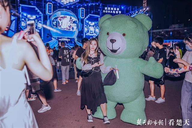 |夜色撩人暑热初褪，武汉年轻人畅享电音节