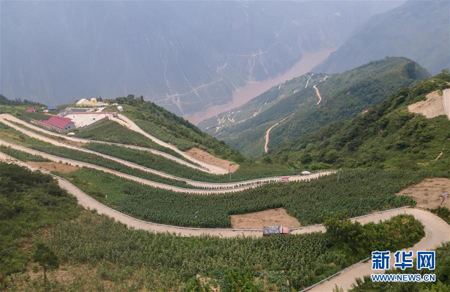 通往雷波县大坪子乡大坪子村的通村公路(8月7日摄,无人机照片.