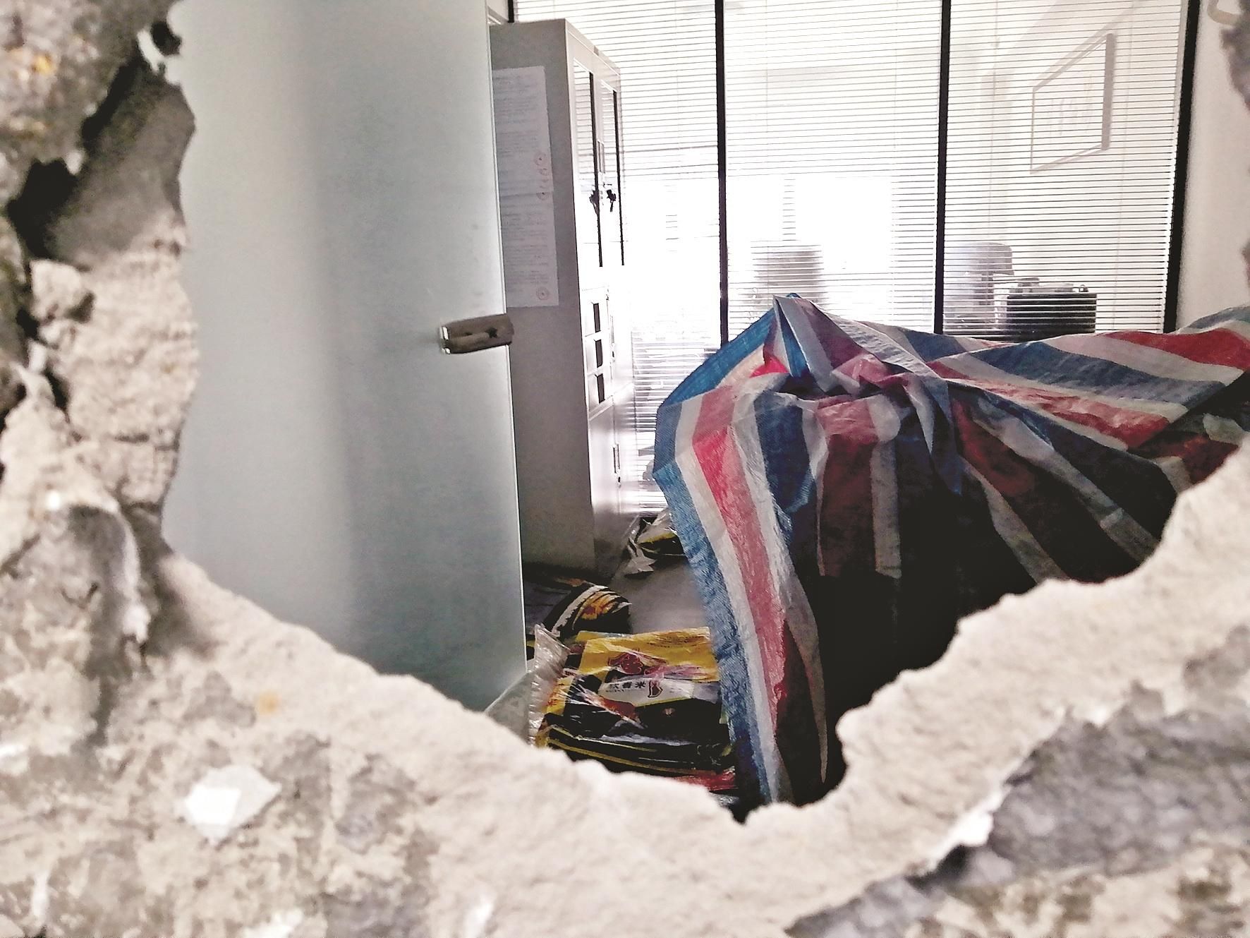 |自家房屋部分面积被开发商卖给了隔壁 起诉开发商未能满足诉求业主砸破邻居墙壁讨要“缩水”面积