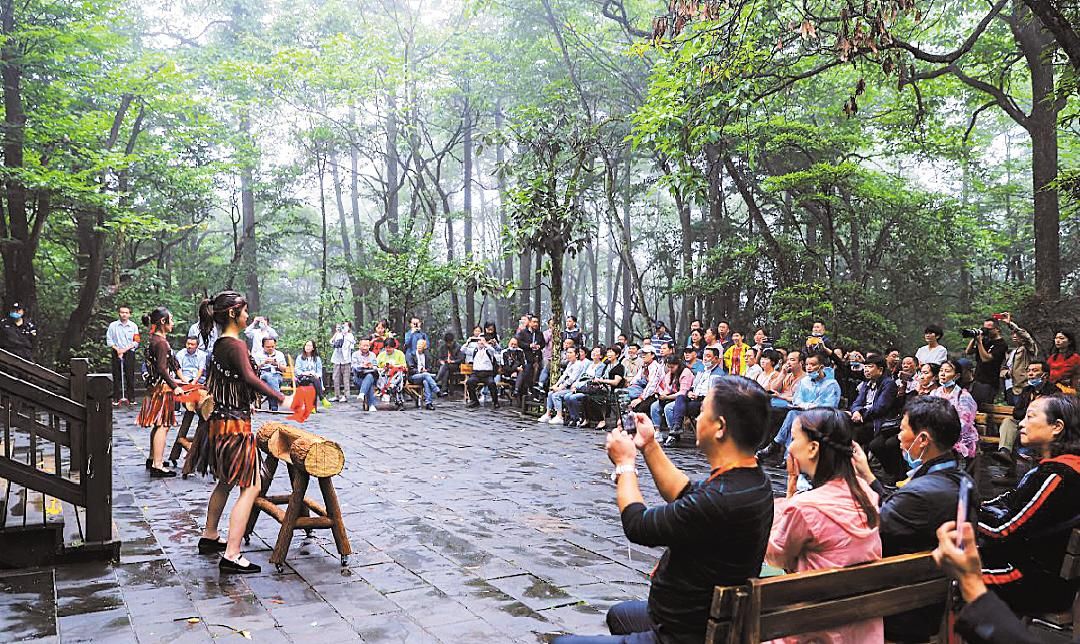 |外省游客来到恩施坪坝营景区游玩