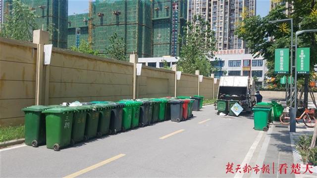 |这个垃圾堆放点，离幼儿园只有十多米！家长们忧心忡忡