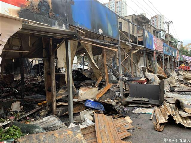 |江汉区马场角中路今日凌晨突发火灾，8间门面被烧毁